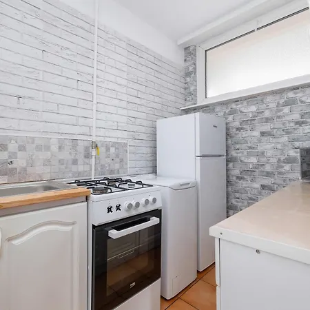 Spacious With Balcony In By Renters Apartment