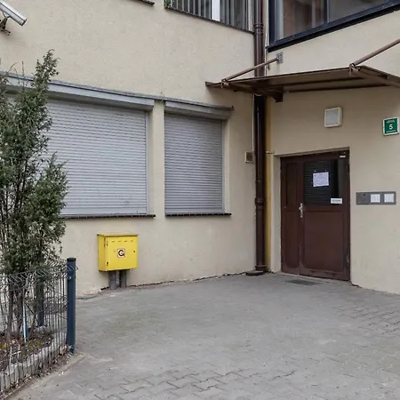 公寓 Spacious With Balcony In By Renters